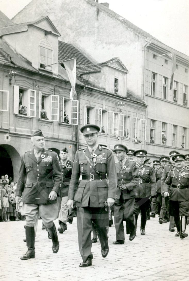 190218-5. Domažlice. Náměstí Míru. U.S. Army. Vojenská přehlídka. 1945. (16)