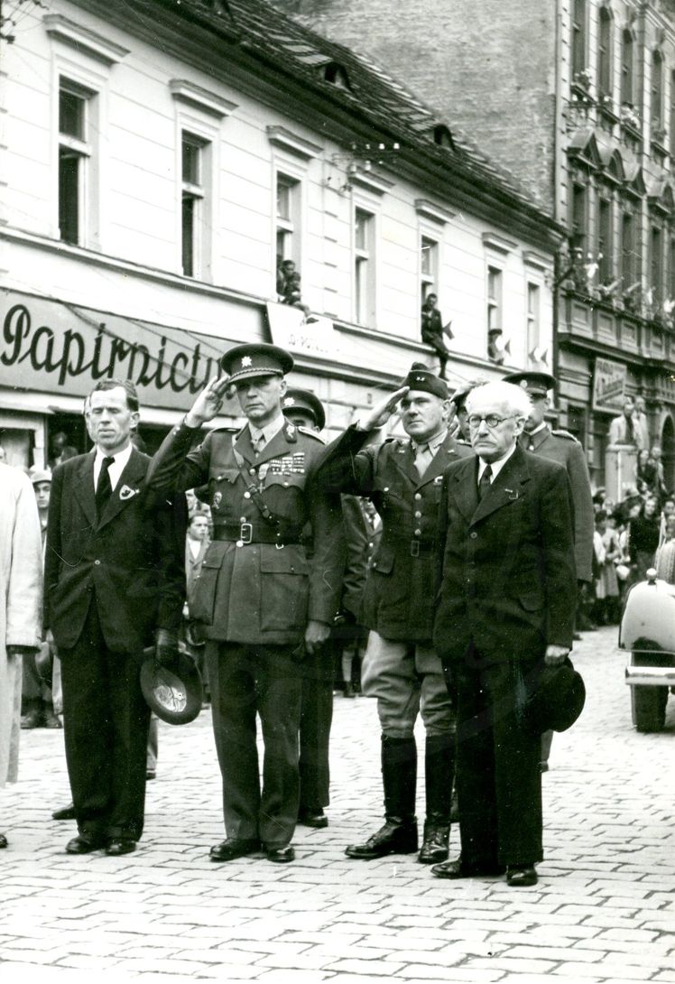 190218-6. Domažlice. Náměstí Míru. U.S. Army. Vojenská přehlídka. 1945. (14)