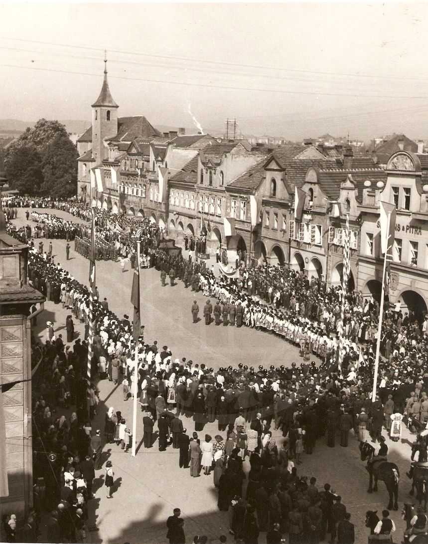 190218-8. Domažlice. Náměstí Míru. U.S. Army. 1945. Vojenská přehlídka.