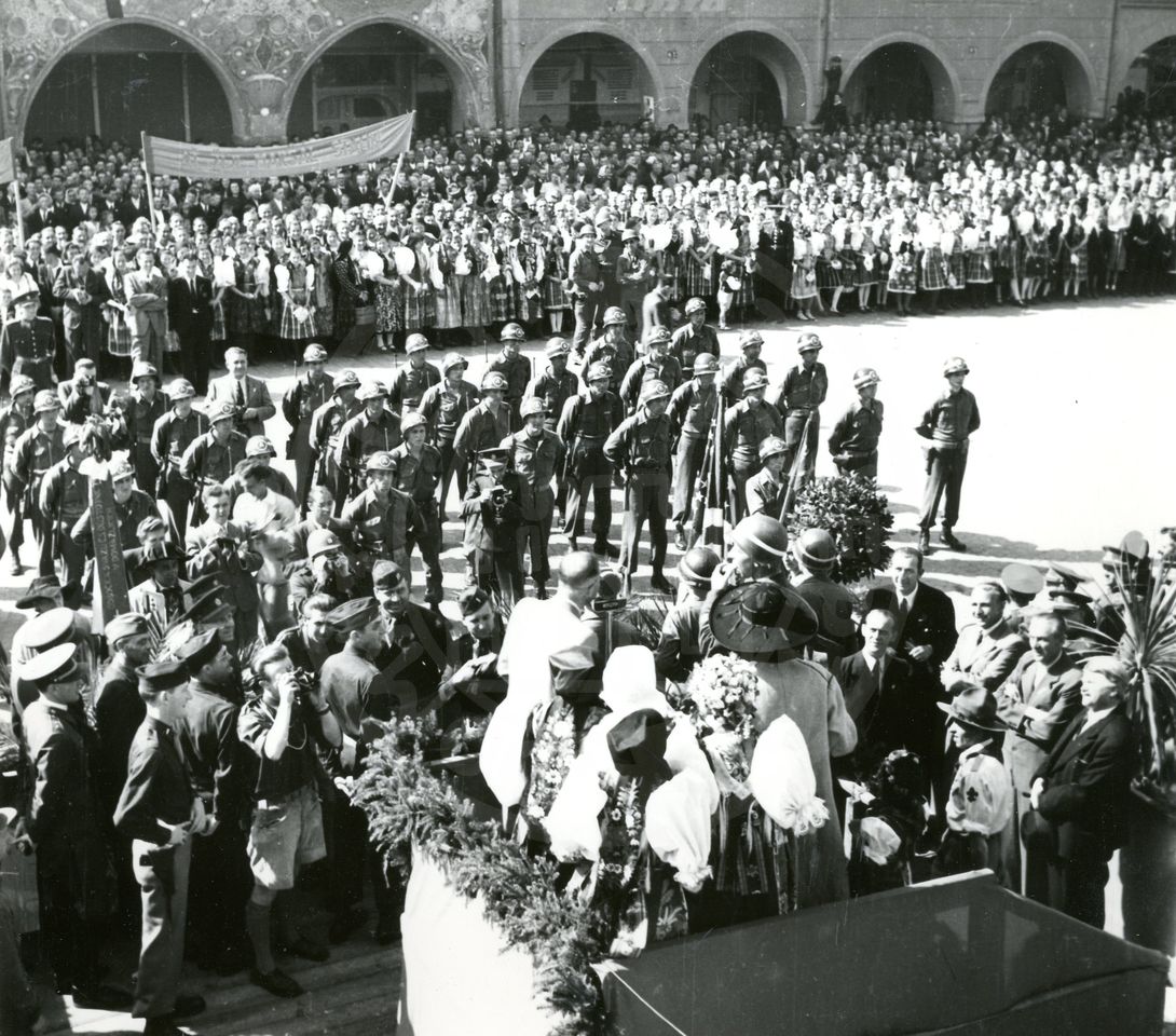 190218-9. Domažlice. Náměstí Míru. U.S. Army. Vojenská přehlídka. 1945. (3)