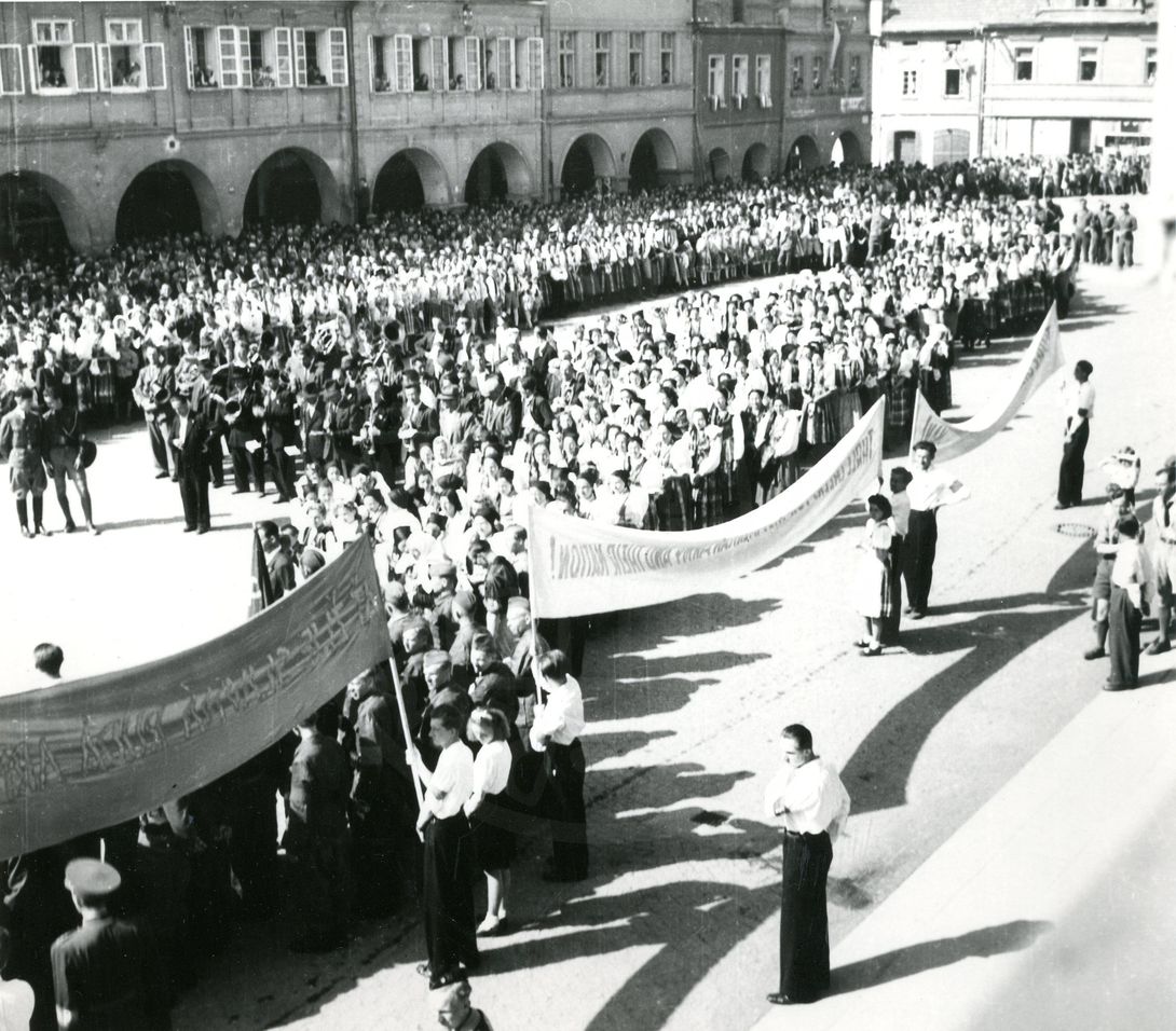 190218-10. Domažlice. Náměstí Míru. U.S. Army. Vojenská přehlídka. 1945. (5)