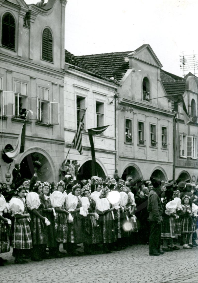 190218-11. Domažlice. Náměstí Míru. U.S. Army. Vojenská přehlídka. 1945. (13)