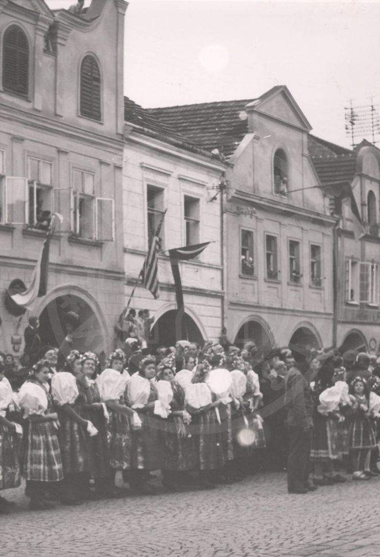 190218-12. Domažlice. Náměstí Míru. U.S. Army. Vojenská přehlídka. 1945. (12)