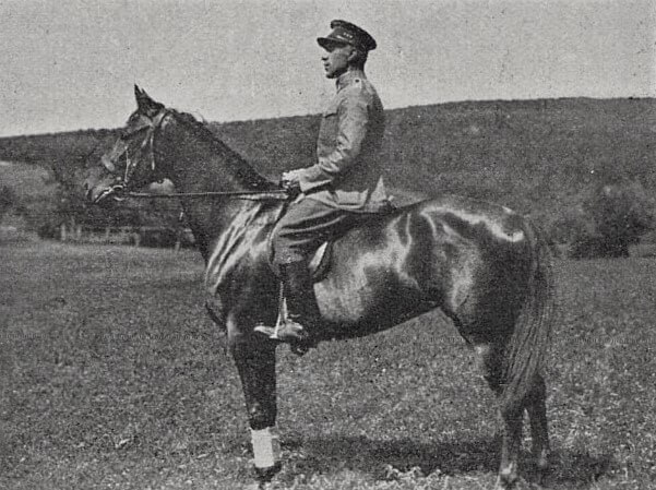 Hřebčín - velitel plukovník A. Kruliš na čtyřleté klisně hostouňského chovu