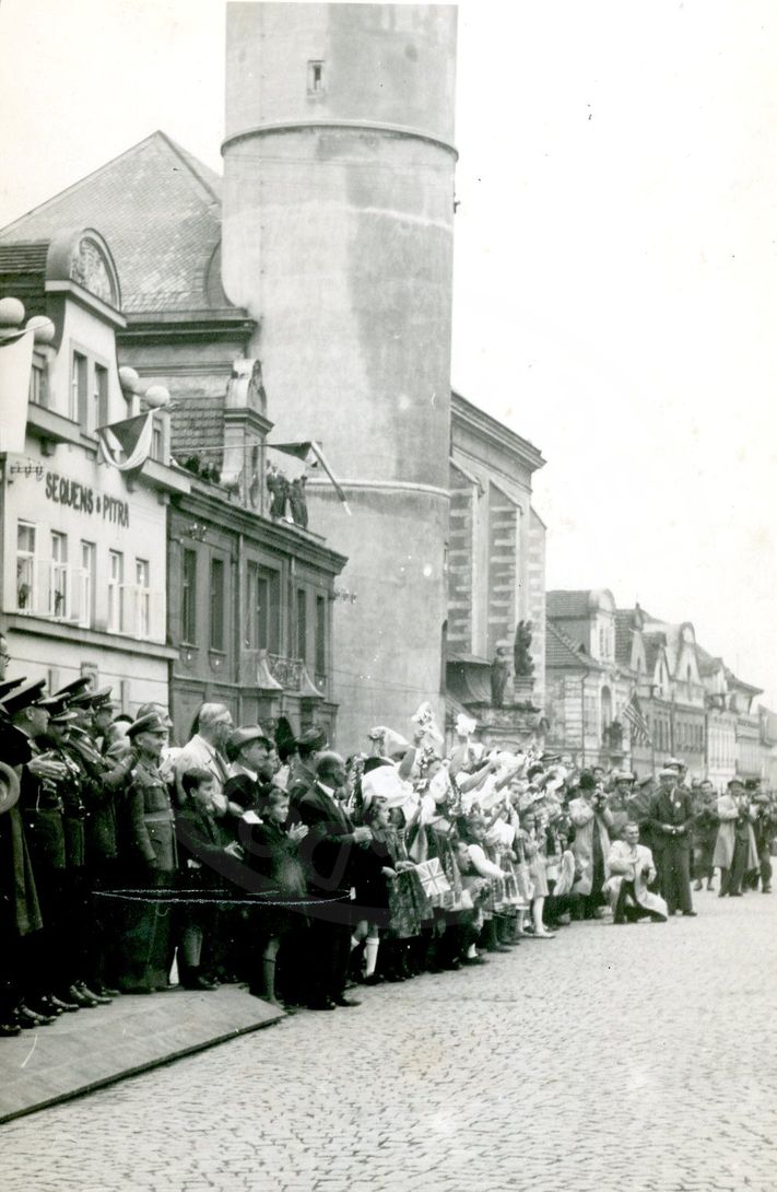 190218-13. Domažlice. Náměstí Míru. U.S. Army. Vojenská přehlídka. 1945. (7)