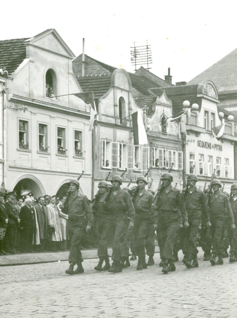 190218-15. Domažlice. Náměstí Míru. U.S. Army. Vojenská přehlídka. 1945. (12)