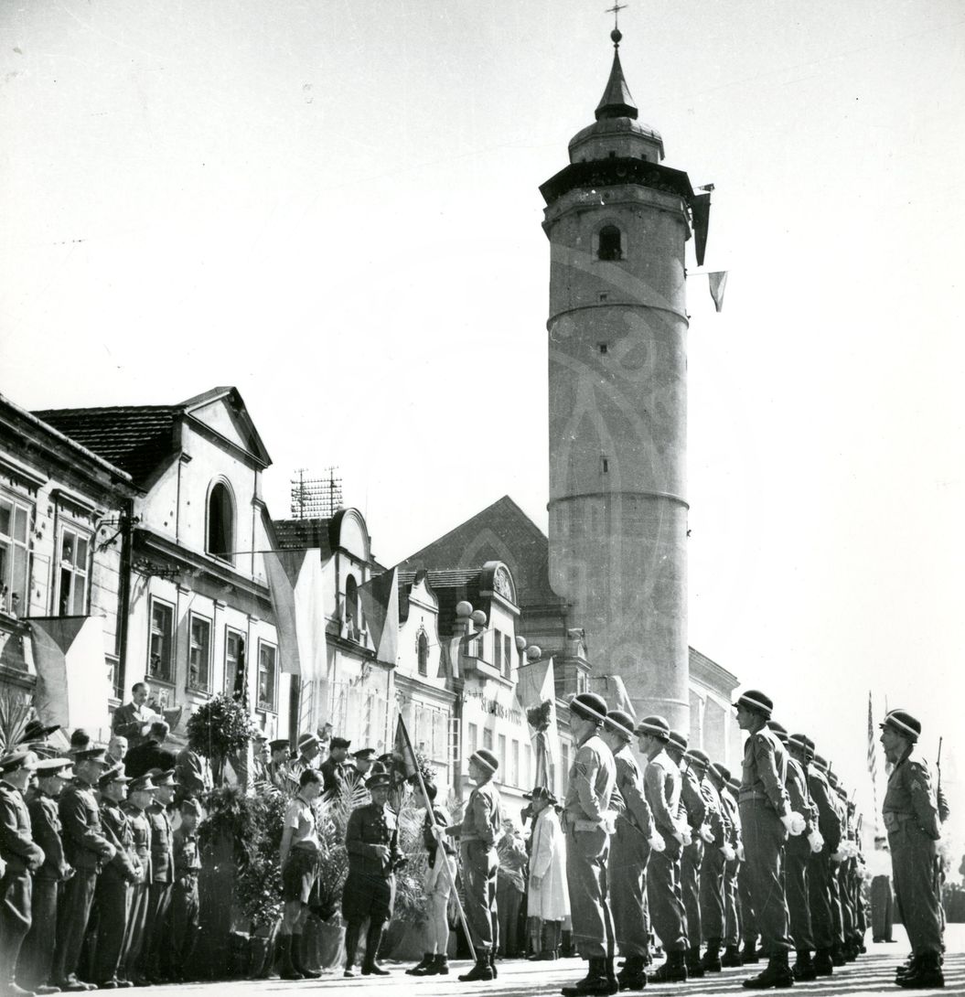 190218-16. Domažlice. Náměstí Míru. U.S. Army, Vojenská přehlídka. 1945.