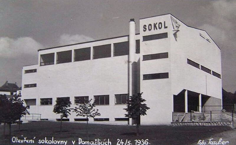 Stavba Sokolovny těsně před otevřením