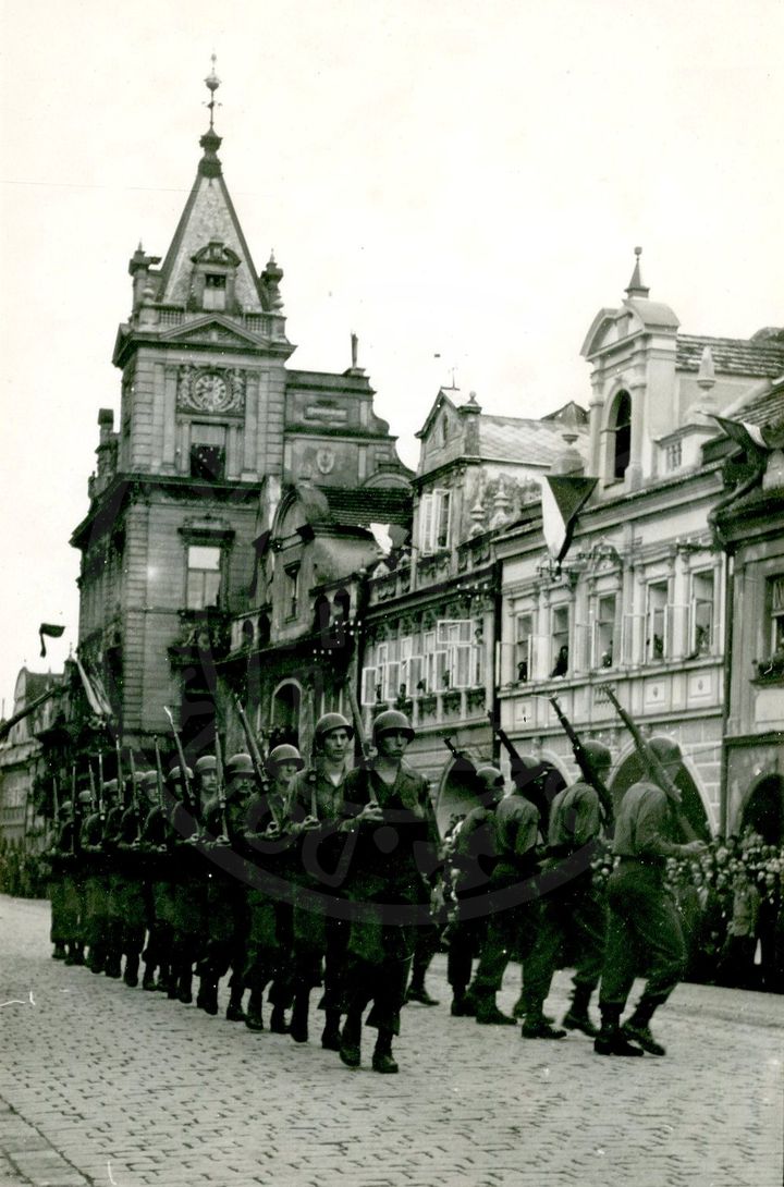 190218-17. Domažlice. Náměstí Míru. U.S. Army. Vojenská přehlídka. 1945. (9)