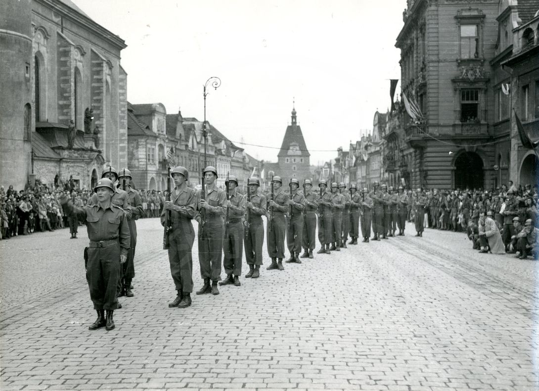 190218-18. Domažlice. Náměstí Míru. U.S. Army. Vojenská přehlídka. 1945. (2)