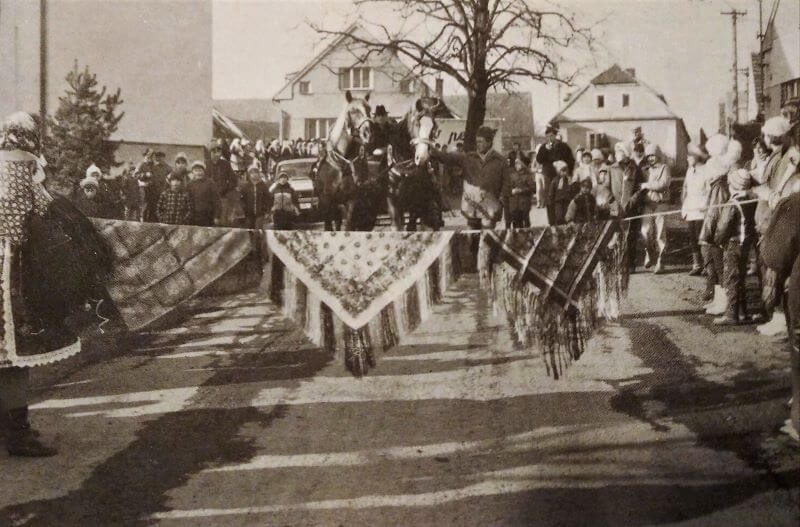 Zatahování při masopustním průvodu 