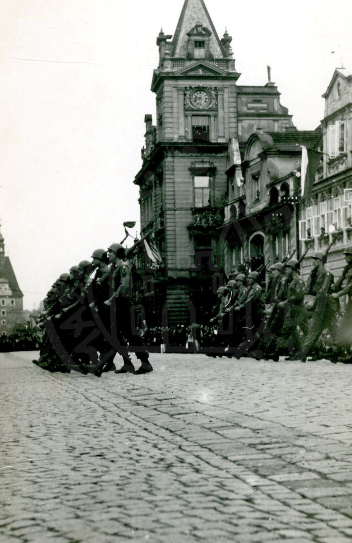 190218-19. Domažlice. Náměstí Míru. U.S. Army. Vojenská přehlídka. 1945. (10)