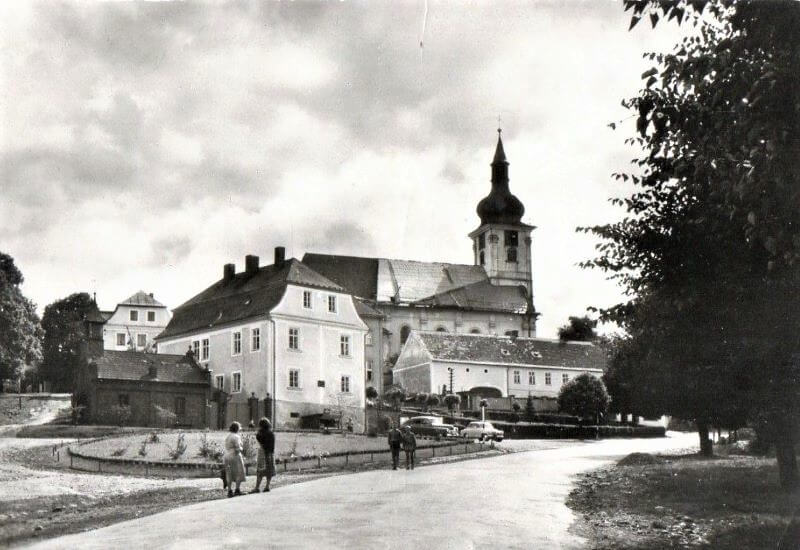 Centrum  - Baarův dům, v pozadí kostel sv. Martina