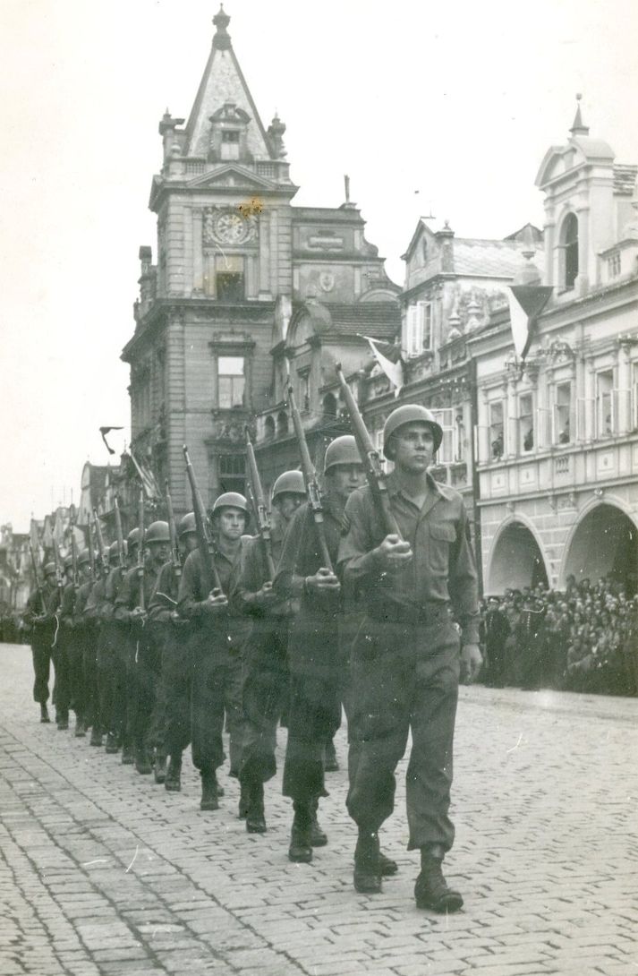 190218-20. Domažlice. Náměstí Míru. U.S. Army. Vojenská přehlídka. 1945. (6)