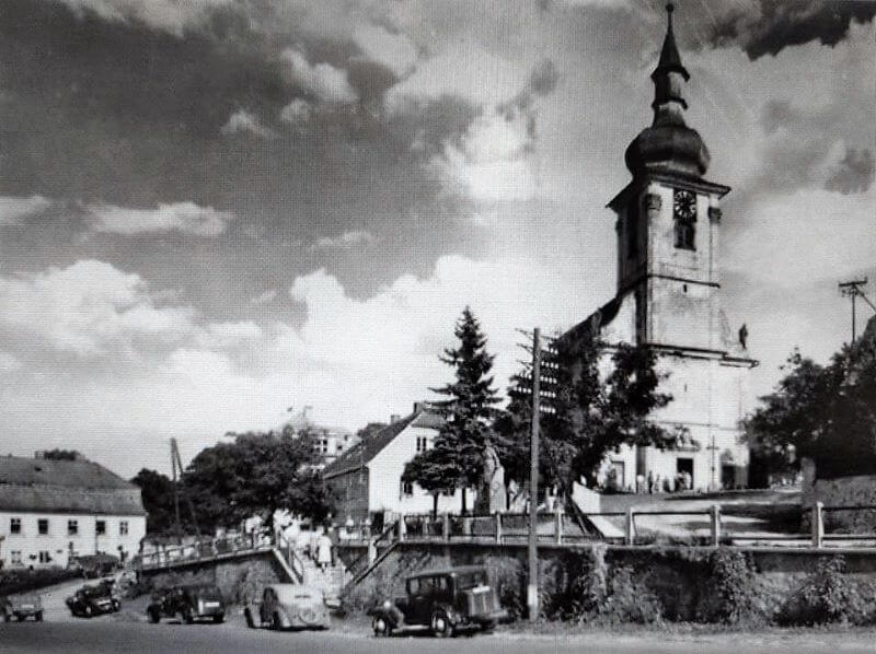 Kostel sv. Martina, vlevo v pozadí Baarův dům