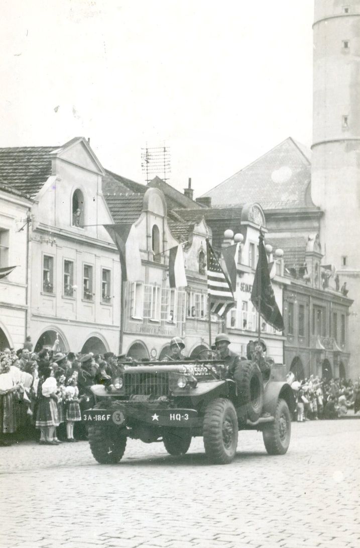 190218-21. Domažlice. Náměstí Míru. U.S. Army. Vojenská přehlídka. 1945. (8)