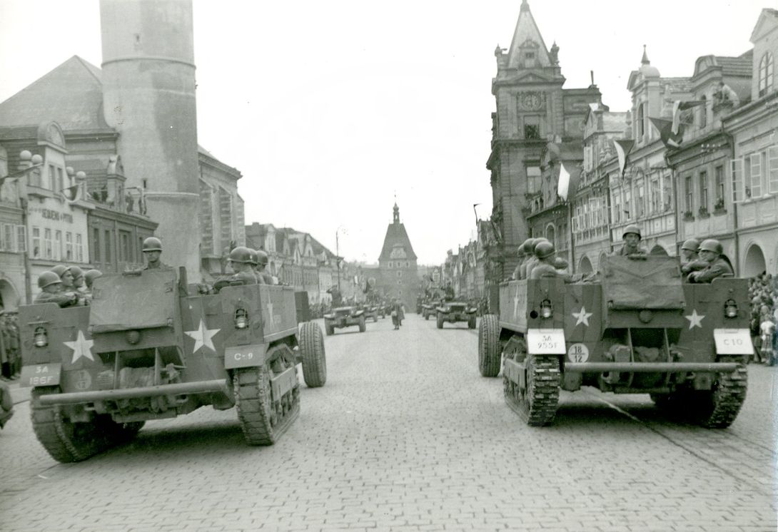 190218-22. Domažlice. Náměstí Míru. U.S. Army. Vojenská přehlídka. 1945. (11)