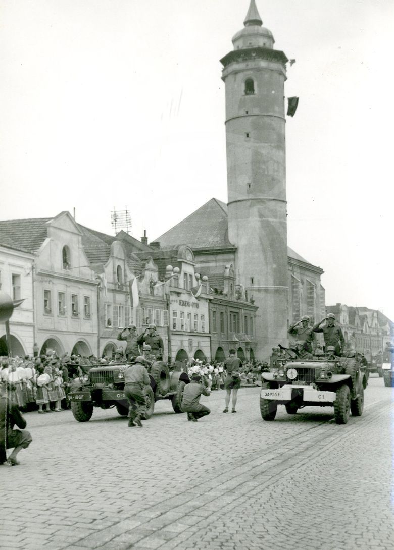 190218-24. Domažlice. Náměstí Míru. U.S. Army 1945. Vojenská přehlídka. (2)