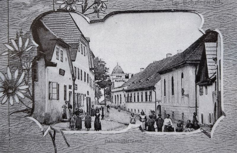 Ulice Nádražní, vpravo v popředí synagoga   