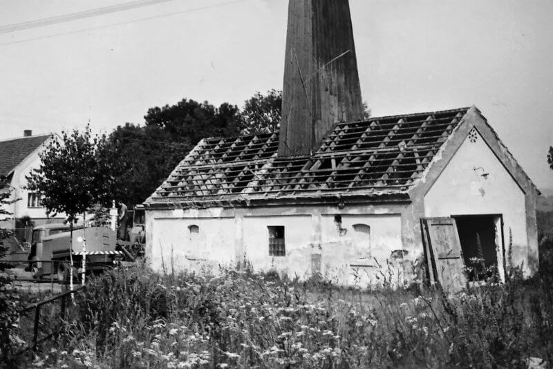 Stará hasičská zbrojnice. Byla postavena v r. 1896 a její demolice proběhla mezi léty 1990 - 1991