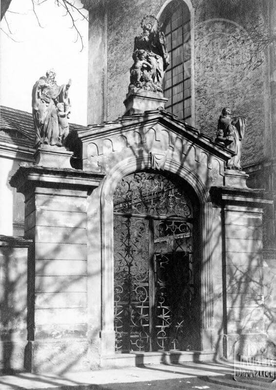 Vstupní brána ke kostelu i klášteru