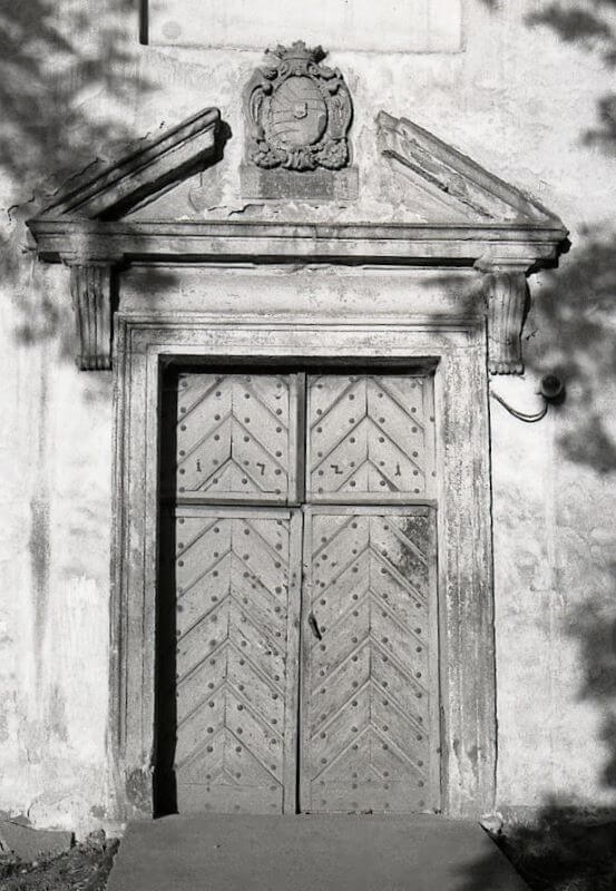 Vchod do kostela s erbem rodu Trauttmansdorffů, zakladatelů kláštera