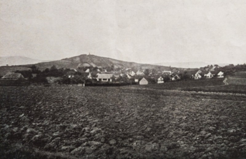 Pohled na vesnici a vrch Hrádek