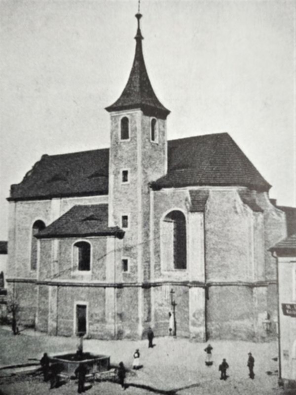 Augustiánský kostel Nanebevzetí Panny Marie s kašnou