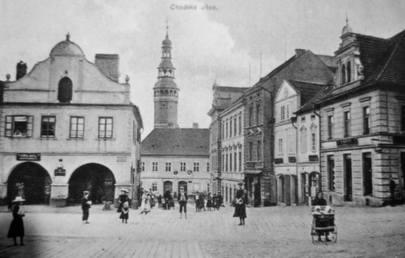 Pohled z náměstí na Chodský hrad