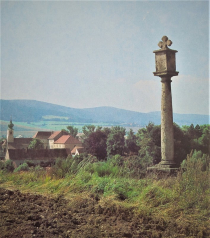 Lomikarova Boží muka u Trhanova, před nimi se prý ani nejzbožnější chodská žena nikdy nepokřižovala.