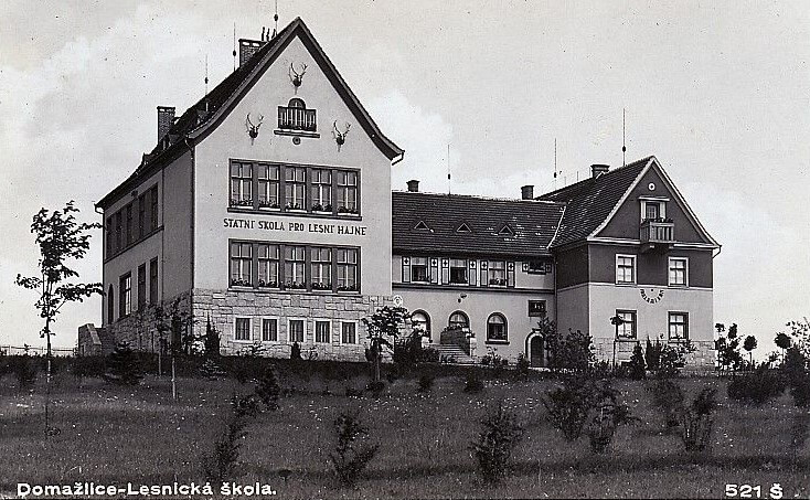 Budova školy a nově založené arboretum