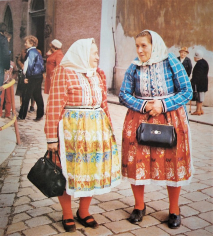 Před kostelem v Domažlicích v roce 1990