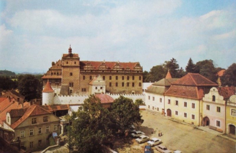 Pohled na náměstí a průčelí zámku z kostelní věže