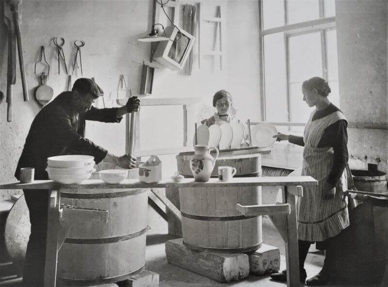 Výroba keramiky v Milotově manufaktuře, konkrétně výroba nádobí se stříkaným dekorem přes šablonu.