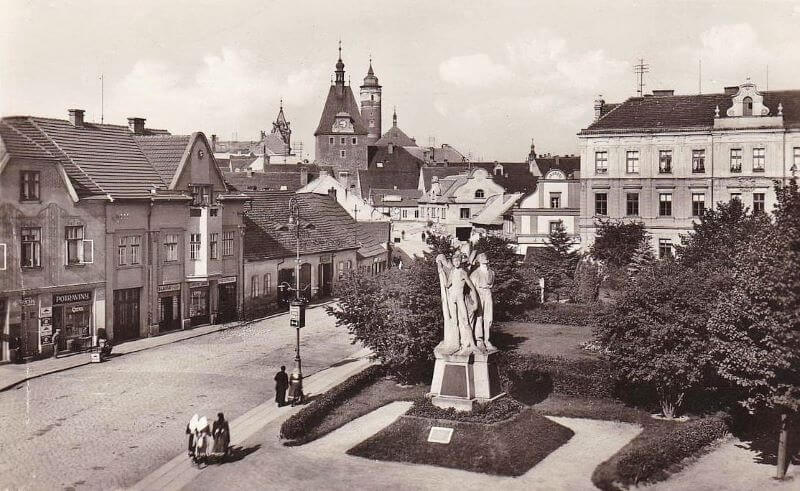 Husova třída - socha svobody, vpravo budova muzea Jindřicha Jindřicha