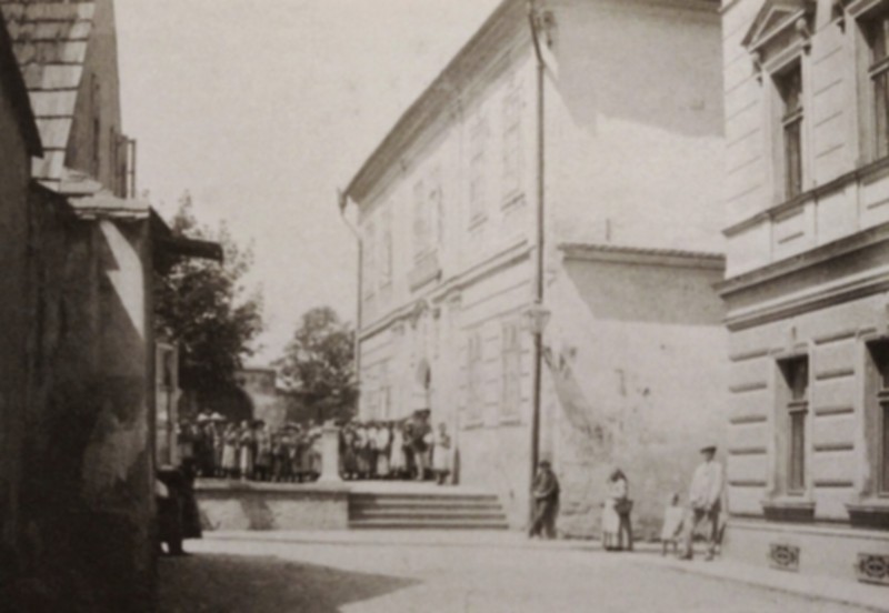 Školní ulice - budova vpravo č.p. 118 sloužila tehdy jako škola