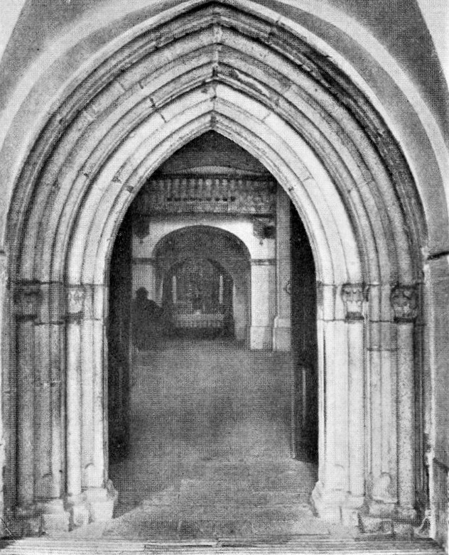 Jižní portál děkanského kostela - raně gotický