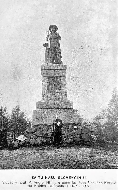 Farář P. Andrej Hlinka u pomníku  