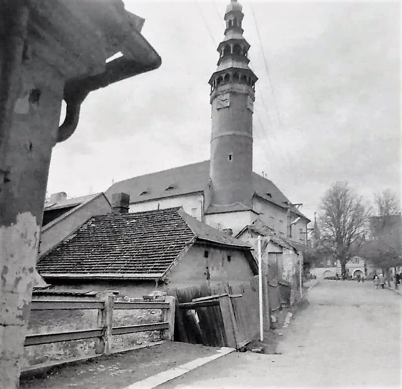 Chodská ulice - dům č.p. 315 měl na svém štítu lidovou malbu tří světců - Vavřince, Václava a Jana Nepomuckého