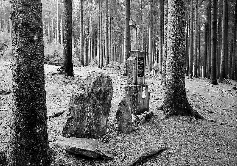 Pamětní kámen padlých francouzských vojáků s křížkem (2)