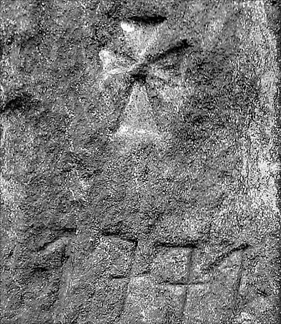 Pamětní kámen padlých francouzských vojáků s křížkem (detail)
