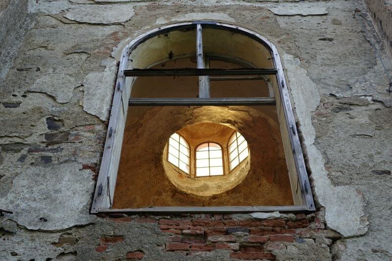 Průhled oknem do lucerny kaple
