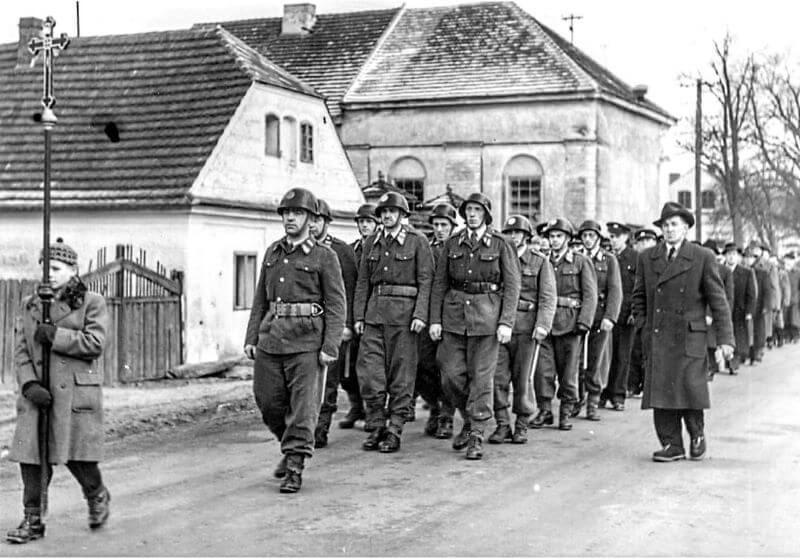 Pohřeb horníka Rubáše, který zemřel při závalu v místním živcovém dole (2)