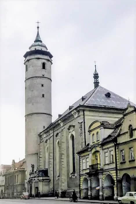 Válcová věž s kostelem