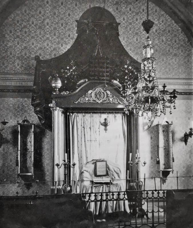 Původní svatostánek v interiéru synagogy 
