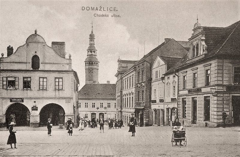 Nároží, kde ještě stojí čtyři domy, které podlehly demolici