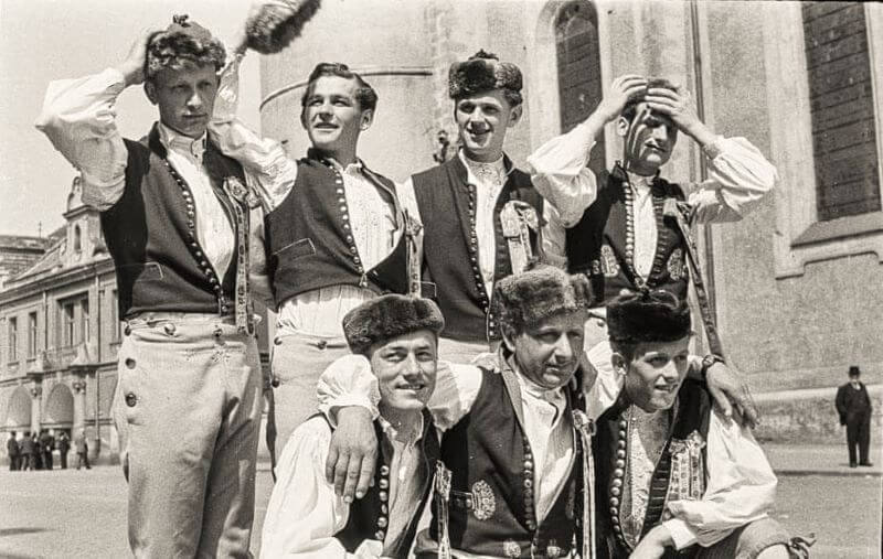 Skupina mužů v krojích před děkanským kostelem