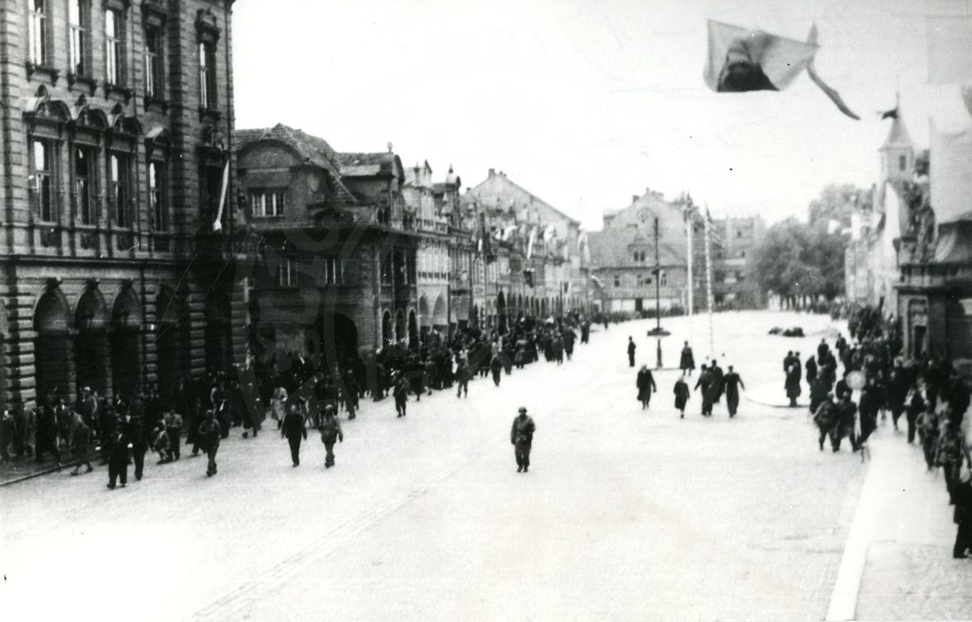 190217-11. Domažlice. Náměstí Míru. U.S. Army. 5. května 1945. (10)