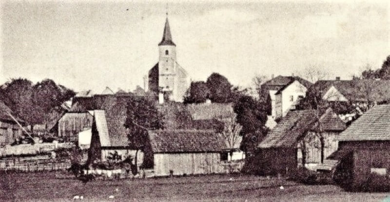 Celkový pohled na obec s kostelem
