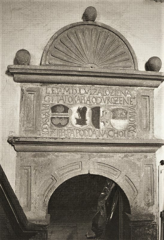 Renesanční portál do sakristie z r. 1556
